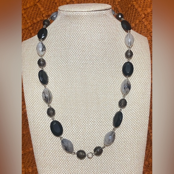 Vintage Elegant Black and Gray Beaded Necklace - Picture 2 of 2